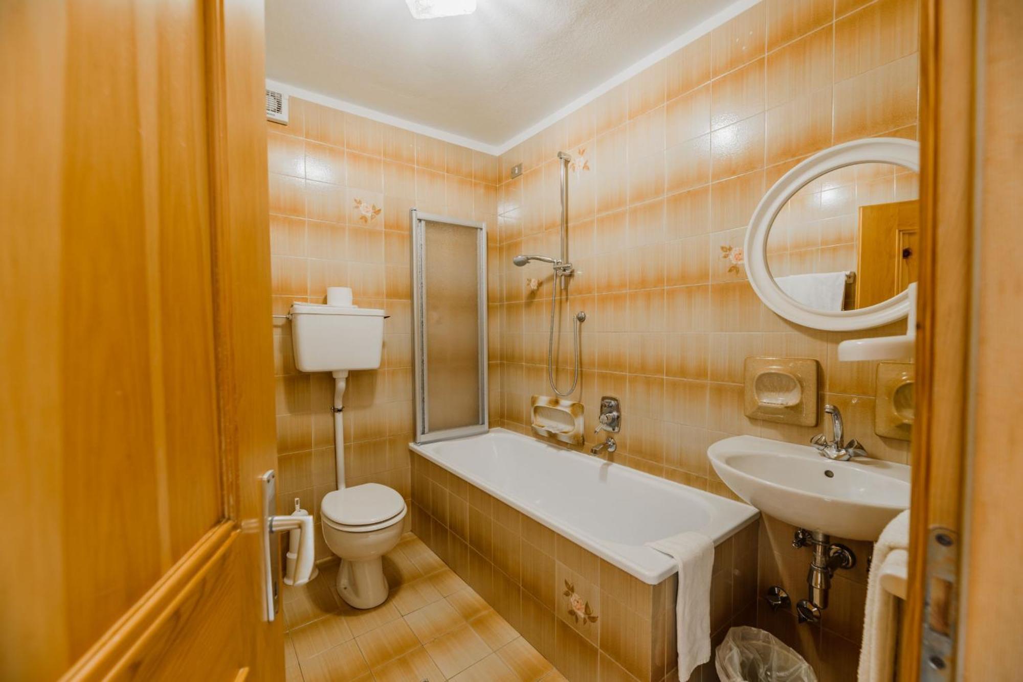 Hotel Garni Rosengarten Pera ภายนอก รูปภาพ